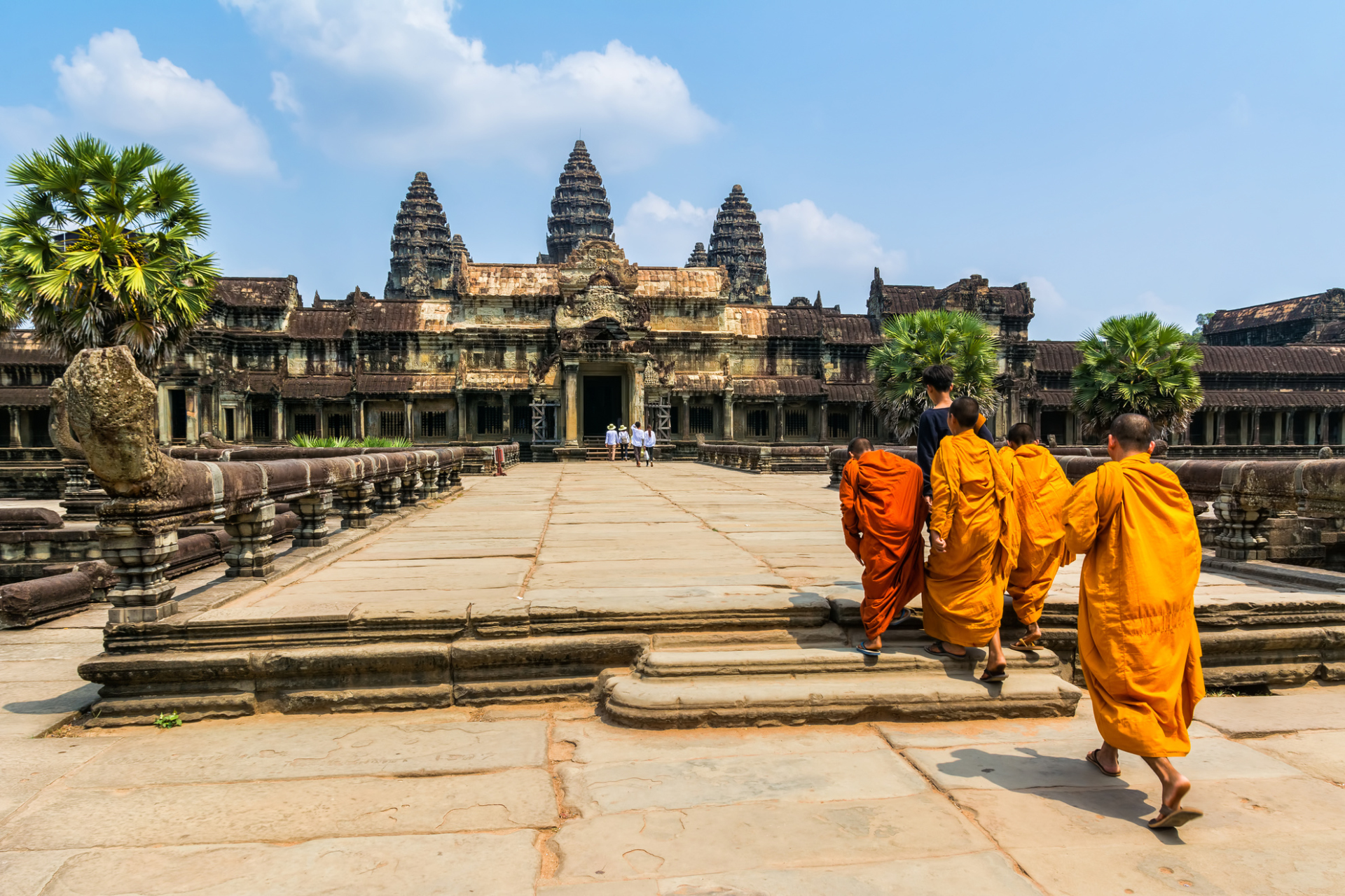Moines devant le temple d'Angkor Wat, Cambodge